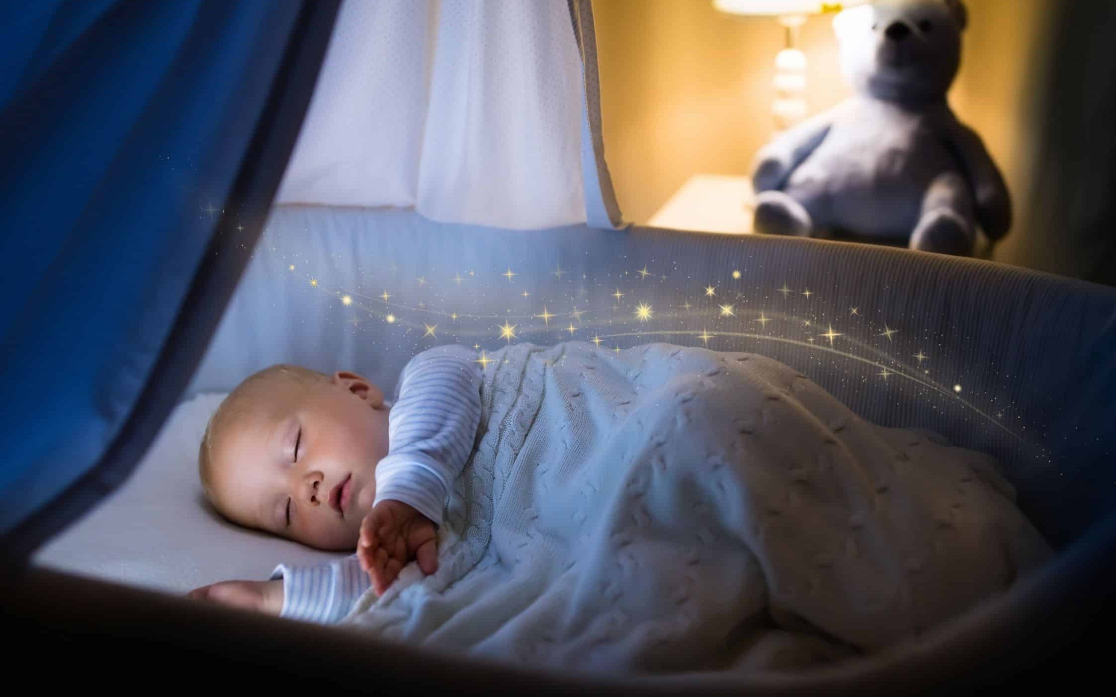 Enfant qui dort dans son lit avec berceuse