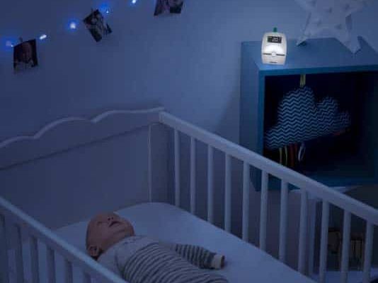 bébé dans son lit avec babuphone Babymoov Premium Care